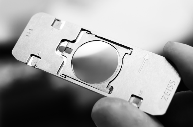 Example of a correlative ZEISS sample holder